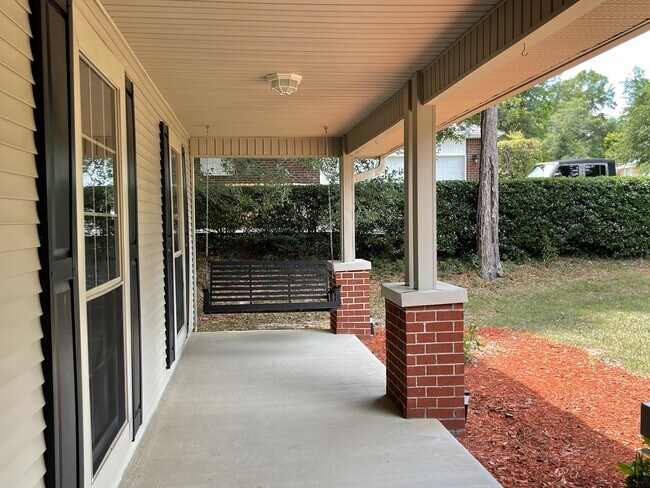 Building Photo - 5851 Calumet Dr
