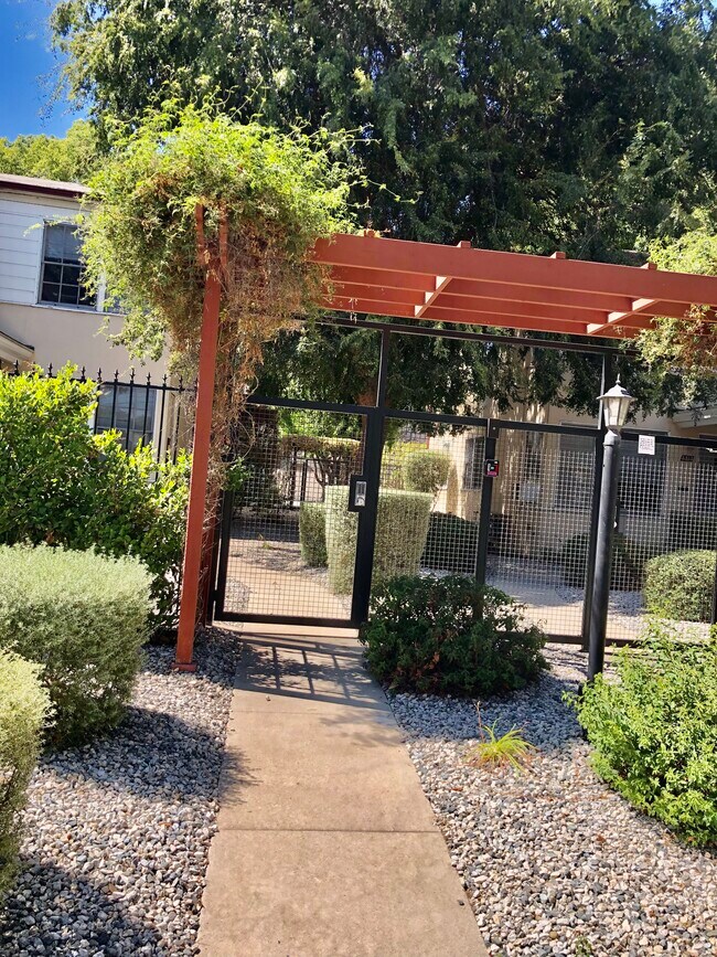 4321 Cahuenga Blvd Unit 4321, Toluca Lake, CA 91602 Apartments in