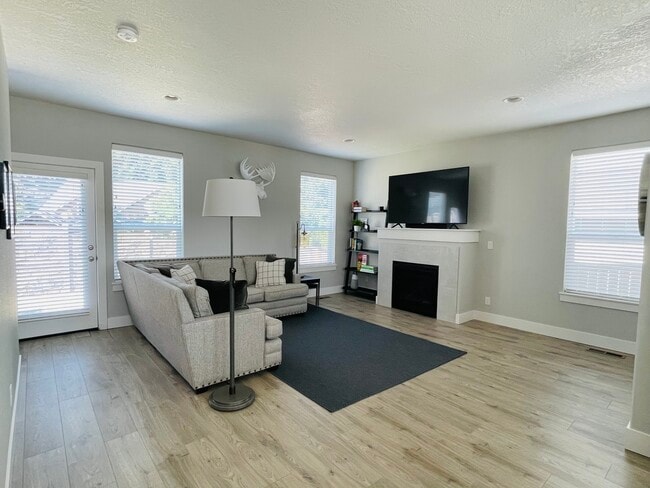 Building Photo - 5675 Boundary Dr S