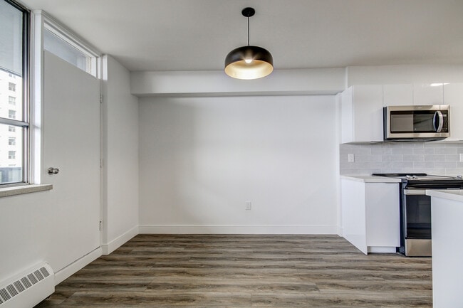Building Photo - 370 Ridelle Ave