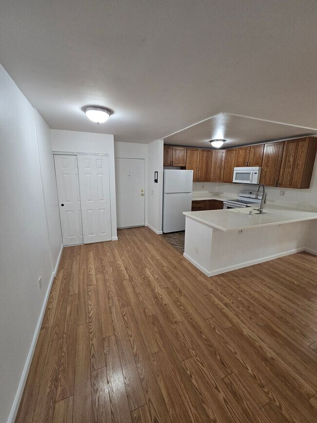 Foto del edificio - Spacious 1BR Mission Valley Condo - A/C - Private Balcony - 2 Parking Spaces