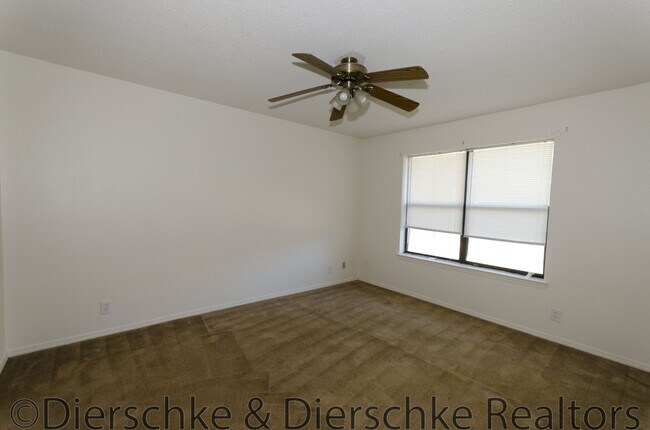 Building Photo - 3 bedroom 2 bath home with fenced in backy...
