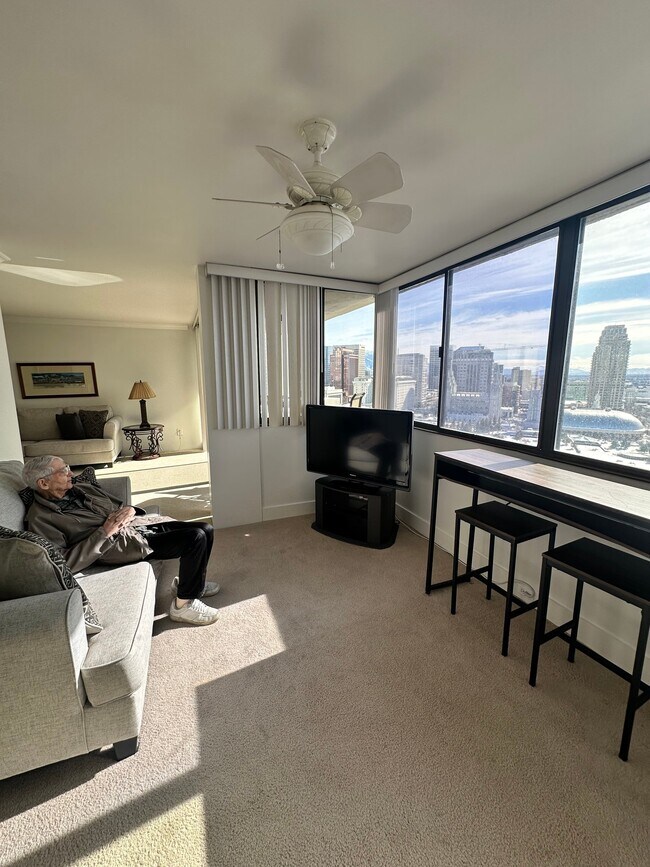Foto del edificio - 241 N Vine St