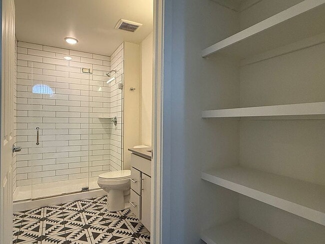 Building Photo - "Cozy Urban Retreat: Stylish 1-Bedroom Apartment in Vibrant Cincinnati Location!"