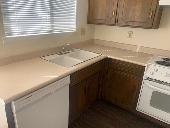 Foto del edificio - 2 bedrooms, 1.5 bath townhouse apartment