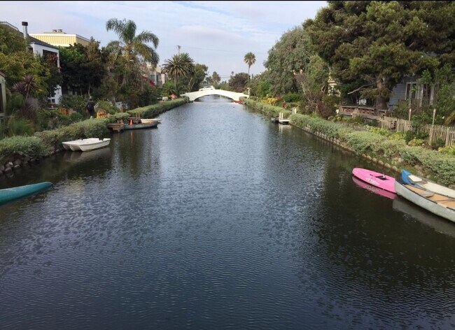 Foto del edificio - 2712 Strongs Dr