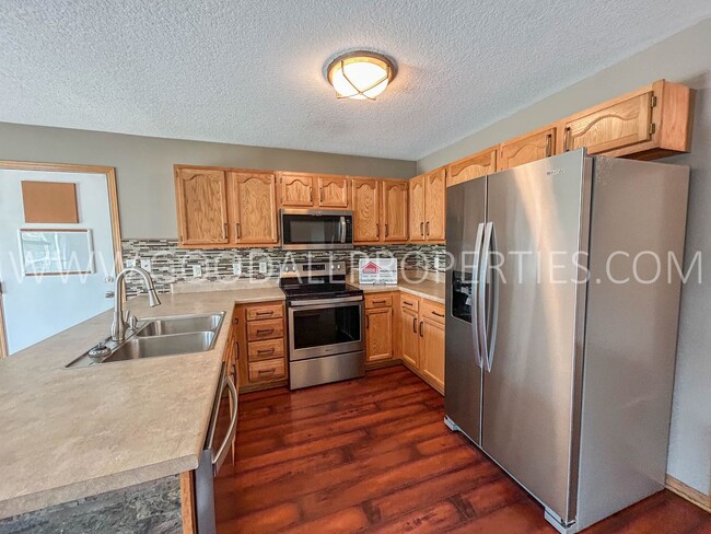 Building Photo - Charming 3-bedroom, 3-bath home with a fen...