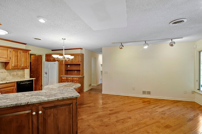 Building Photo - 124 Meadowglen Dr