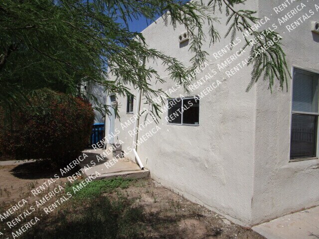 Building Photo - 713 N 9th St