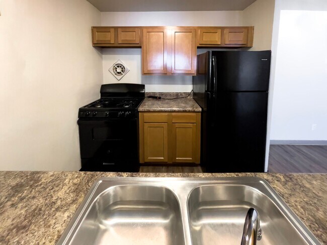 Building Photo - Close to Campus and McGalliard Road!