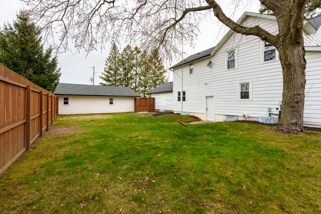 Building Photo - Four bedroom house in Portage