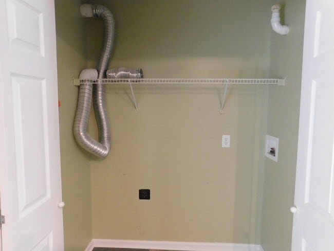 Building Photo - Townhouse in Newport