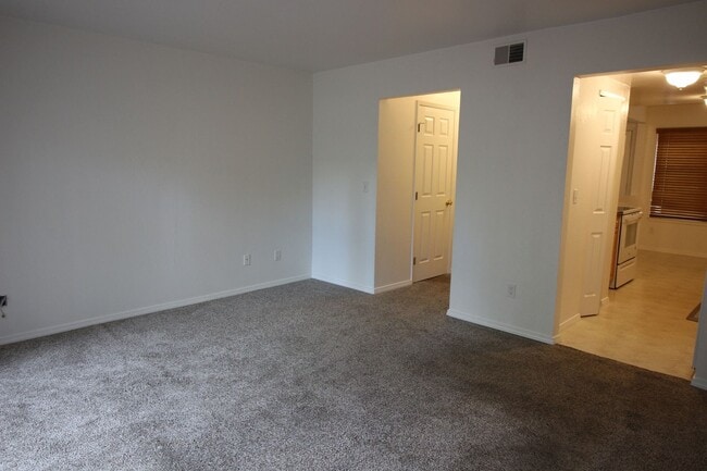 Building Photo - 2 Bedroom Townhome for Rent