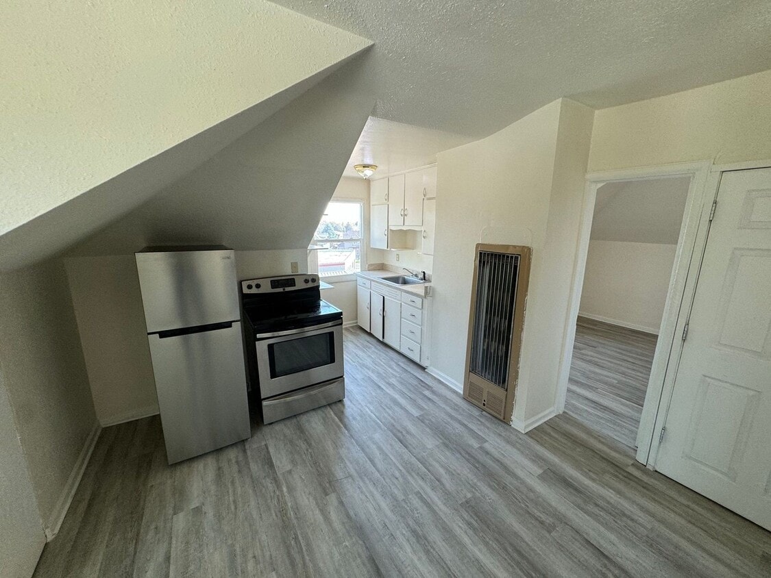 Primary Photo - Efficient 1 Bed, 1 Bath. Tenant pays elect...