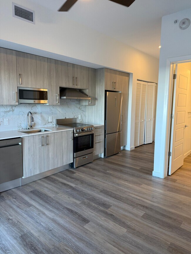 Foto del edificio - 777 NW 1st St