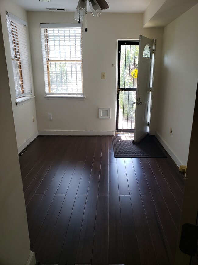 Foto del edificio - 126 Bates St NW