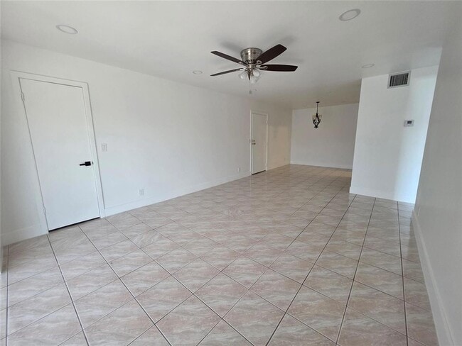 Building Photo - 6391 Bay Club Dr
