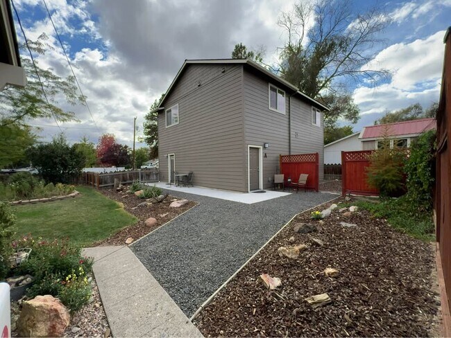 Foto del edificio - 233 NW Cedar Ave