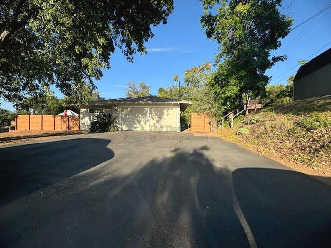 Foto principal - 3 Bed/ 2 Bath Spacious Family Home with Su...