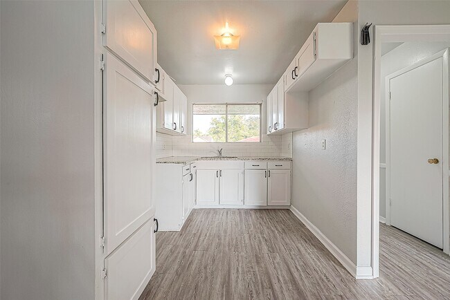 Building Photo - 5646 Cedarburg Dr