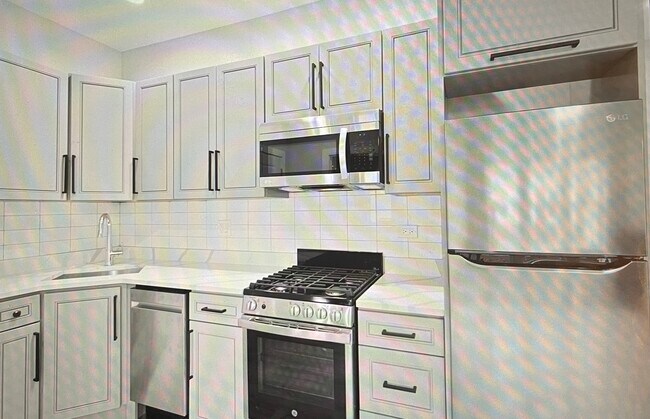 Building Photo - 1051 W Glenlake Ave