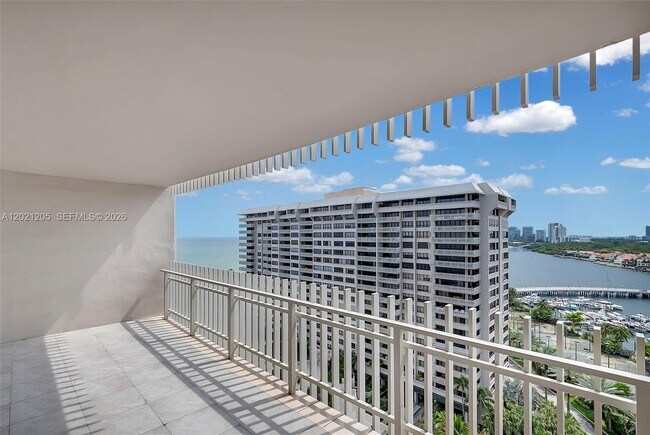 Foto del edificio - 3 Grove Isle Dr