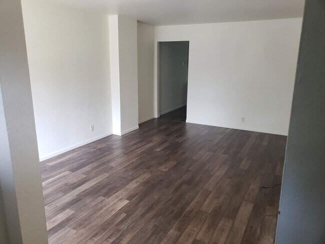 Foto del edificio - 2320-2318 E Lexington Blvd