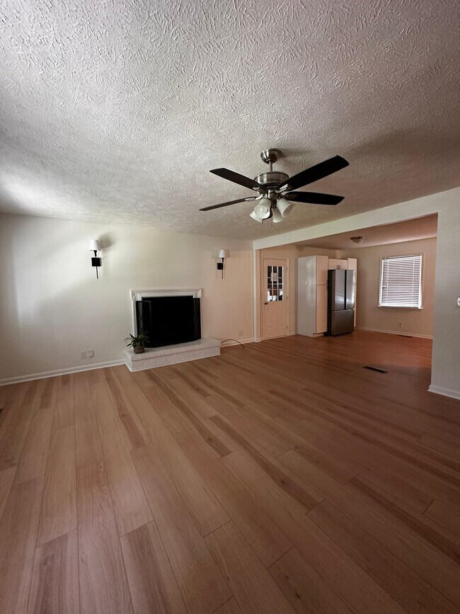 Building Photo - 132 Fox Ridge Dr