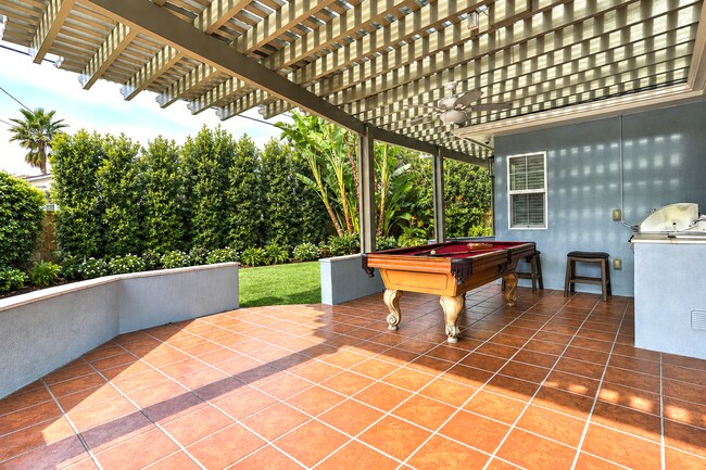 Amplio patio trasero y terraza cubierta. - 5907 Yarmouth Ave