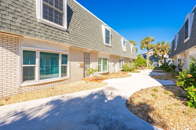 Foto del edificio - Updated Townhouse on Beachside