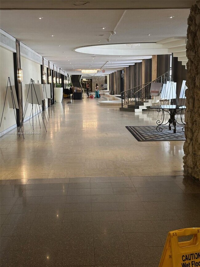 Foto del edificio - 5555 Collins Ave
