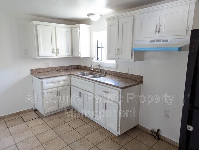 Building Photo - 1744 E 65th St
