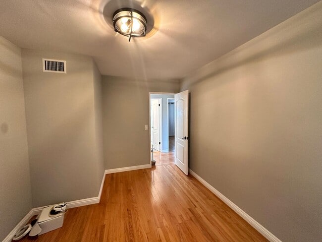 Foto del edificio - Beautiful 3BR/2BA Home with Large Backyard & Prime Location