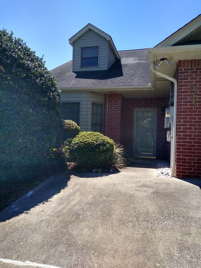 Building Photo - 101 Pinewood Dr