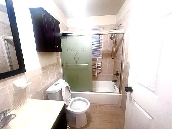 Foto del edificio - Vacant currently being renovated spacious ...