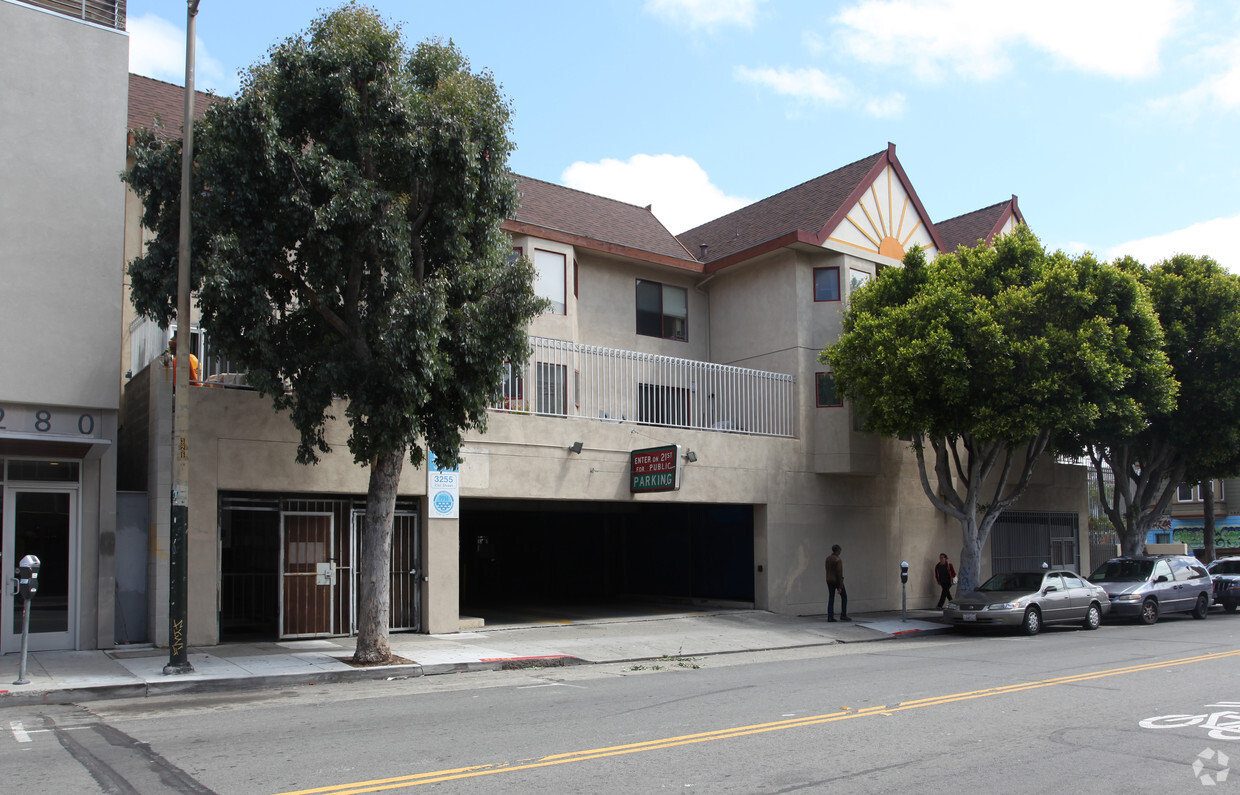 Building Photo - Casa de la Raza