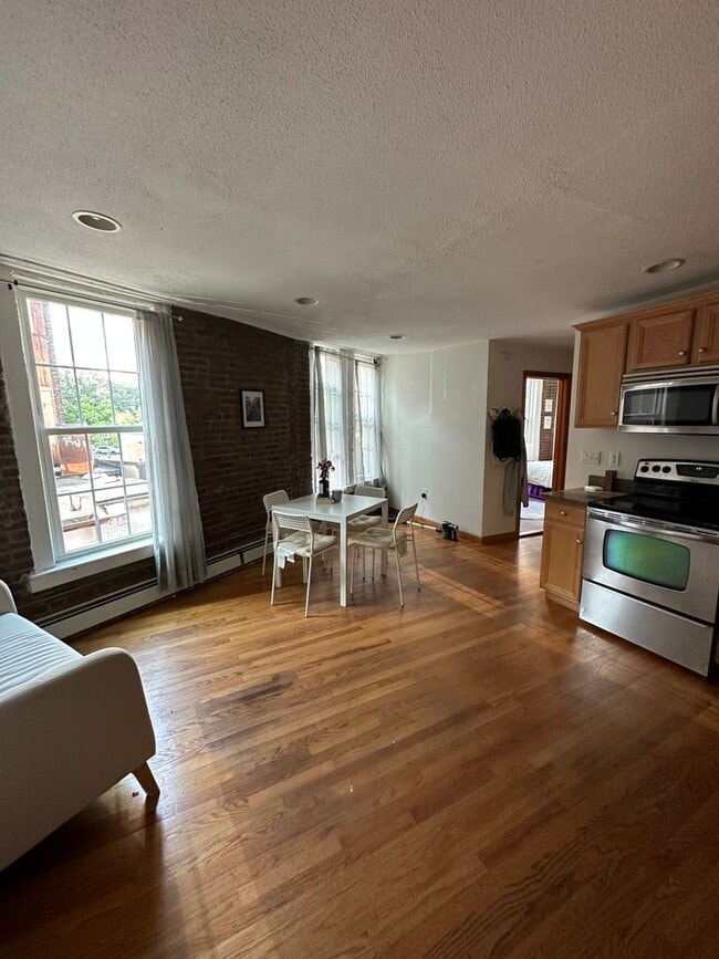 Building Photo - Stunning 2-bedroom, 1-bathroom apartment i...