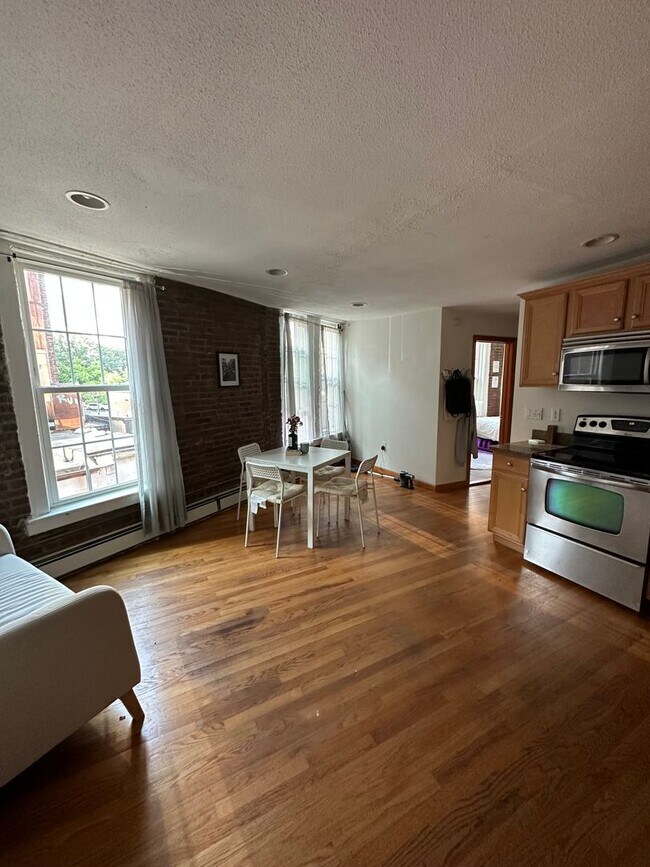 Foto del edificio - Stunning 2-bedroom, 1-bathroom apartment i...