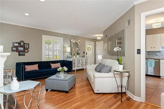 Building Photo - Gorgeous updated 2 bed/2 bath PV charmer