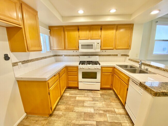 Foto del edificio - 2 bedroom 2.5 bath Woodland Hills Townhome...