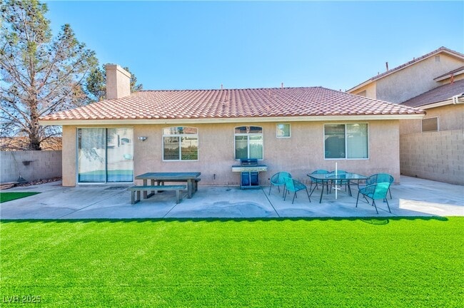 Building Photo - 8704 Las Posas Ave