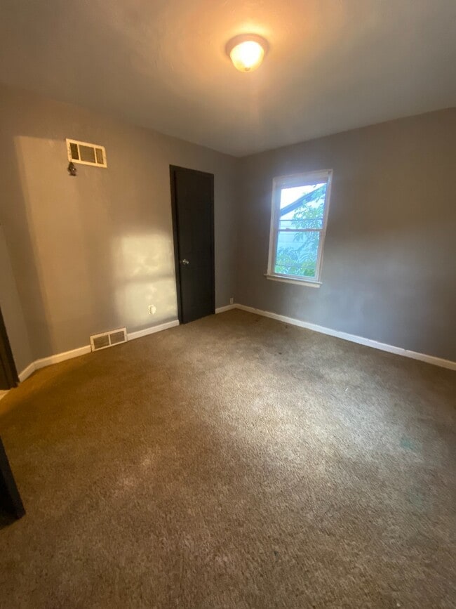 Building Photo - 9869 Dennis Dr