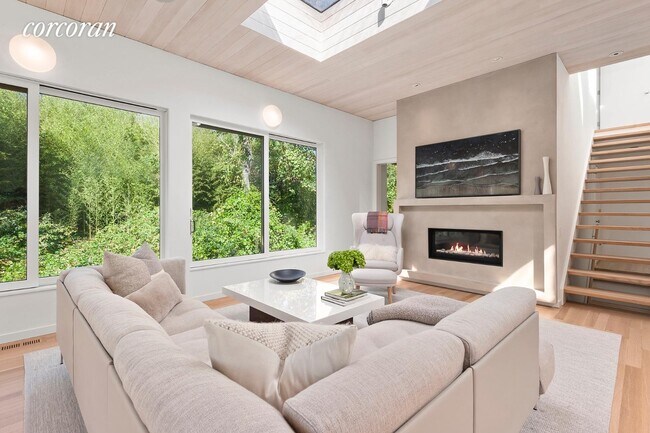 Foto del edificio - 42 Hayground Rd