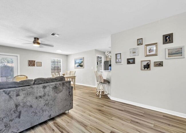 Living room - 321 Woodham Ct