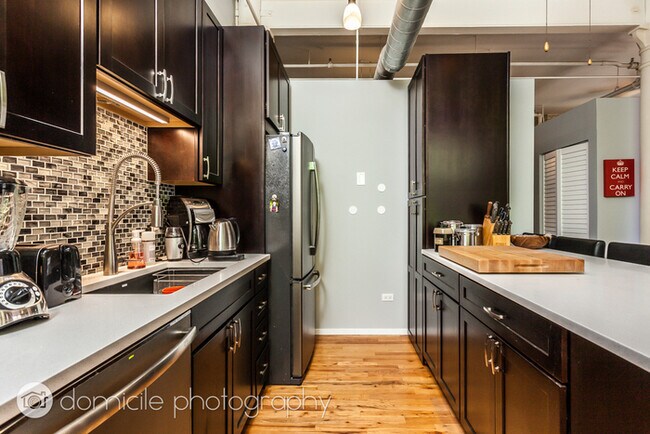 Building Photo - Well kept 2-bedroom with indoor parking sp...