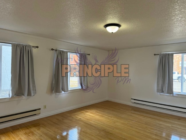 Foto del edificio - 218 E 3rd St