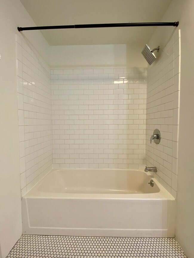 Foto del edificio - 200 N San Fernando Rd