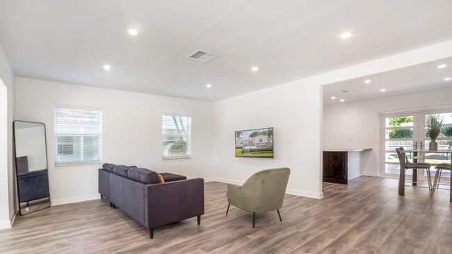 Living room facing west. - 121 George Bush Blvd
