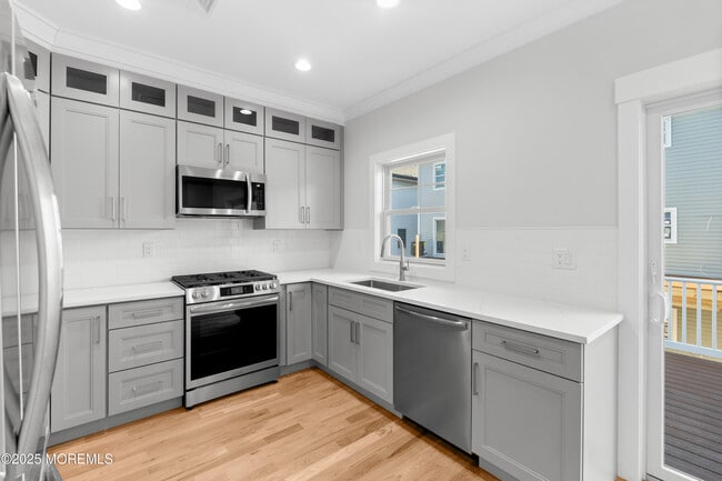 Building Photo - 53 Miller St