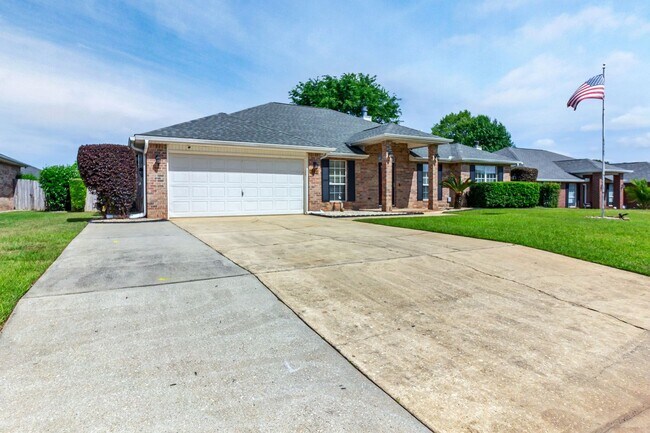 Foto del edificio - 4 Bedroom with a pool in Crestview!!!